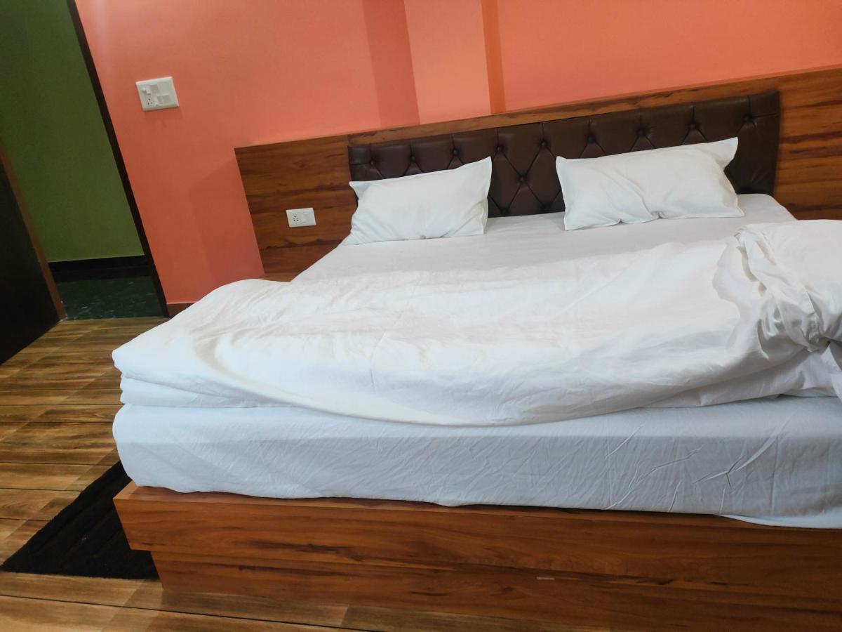 Pithorāgarh Hotel Rishabh And Banquet Hall מראה חיצוני תמונה